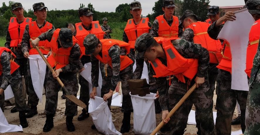 解放軍和武警部隊聞“汛”在河南多地展開搶險救災